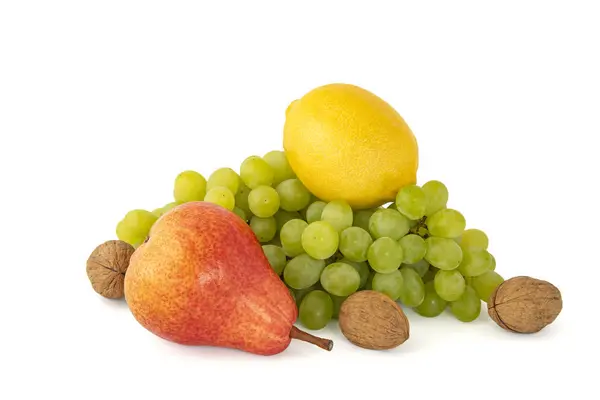 Os frutos de nozes, uvas verdes maduras deliciosas pêras vermelhas em — Fotografia de Stock