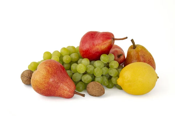 Nozes de peras vermelhas maduras brilhantes com ramo de limão de uvas verdes — Fotografia de Stock