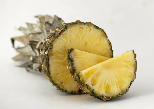 Deser ananasa pachnące smaczne pokroić w apetyczne plastry o — Zdjęcie stockowe