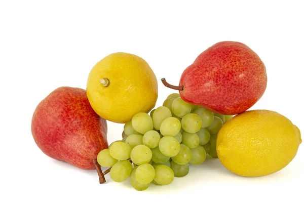 Limón amarillo maduro con un ramo de uvas verdes y delicioso rojo — Foto de Stock