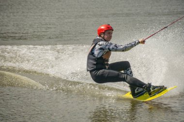 Çok su yüzeyi sporcu wakeboarder üzerinde kayan 