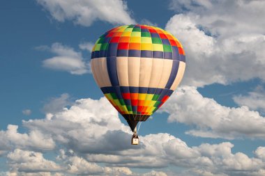 Pa arka planda gökyüzünde yüzen çok renkli balon