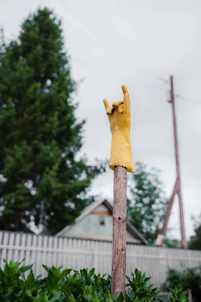 Guante Amarillo Jardinería Una Clavija Madera Muestra Rock Roll Disfruta — Foto de Stock