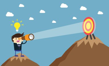 Fikir lambası olan bir adam kayanın üzerinde duruyor ve hedefine dürbünle bakıyor.