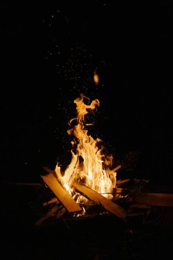 Güzel bir kamp ateşi fotoğrafı, alevler, gece ateşi.