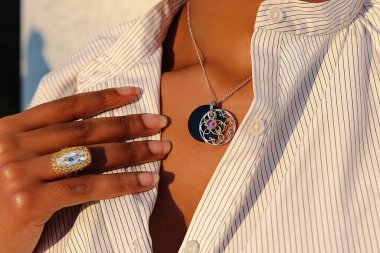 Muhteşem mücevherleri olan güzel bir kız