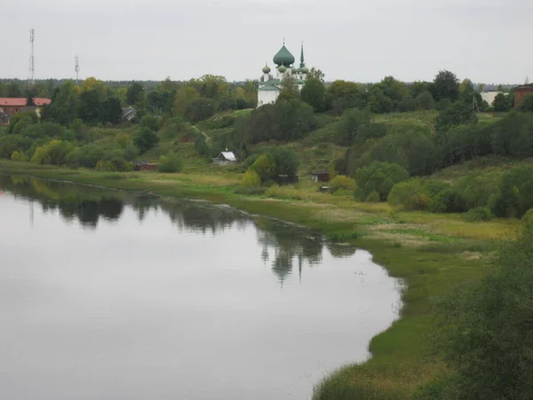 Nehir Kıyısındaki Kilise — Stok fotoğraf