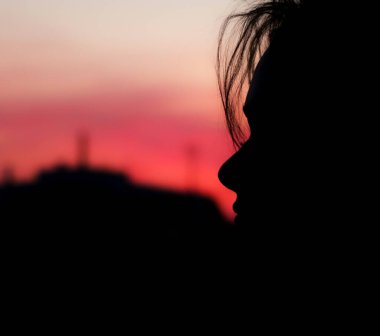 Bir kızın silueti, ruh hali, pembe gün batımı, meditasyon kızı, depresyon