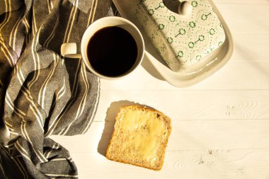 Beyaz arka planda hamurlu kahve ve ekmek, doğada kahvaltı, gri ve beyaz mutfak, İskandinav Tasarımı