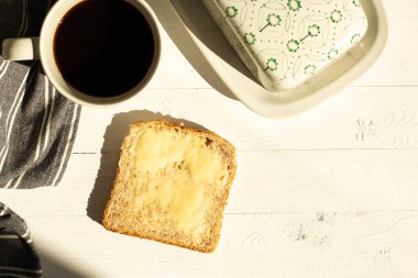 Beyaz arka planda hamurlu kahve ve ekmek, doğada kahvaltı, gri ve beyaz mutfak, İskandinav Tasarımı