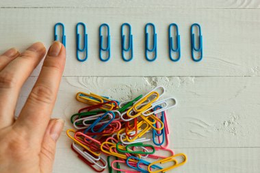 Beyaz arka planda renkli ataçlar, ofis hayatı, mükemmeliyetçilik, psikolojik eğitim