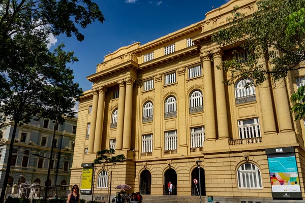 Brezilya 'nın Belo Horizonte kentindeki Özgürlük Meydanı' ndaki Kültür Merkezi Binası