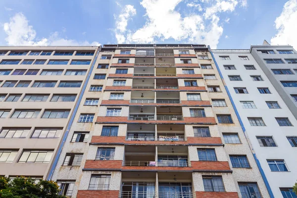 Belo Horizonte şehir merkezinde yıkık dökük bir bina.
