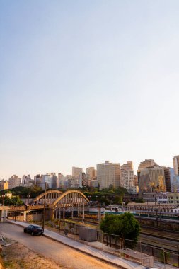Belo Horizonte şehir merkezinde gün batımında gökyüzü