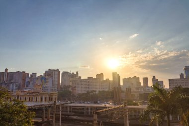 Belo Horizonte şehir merkezinde gün batımında gökyüzü