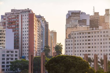 Belo Horizonte şehir merkezinde gün batımında gökyüzü