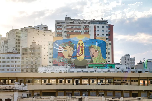 Belo Horizonte şehir merkezinde gün batımında gökyüzü