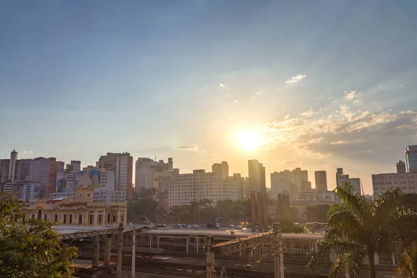 Belo Horizonte şehir merkezinde gün batımında gökyüzü