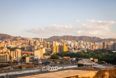 Belo Horizonte gün batımında ufuk çizgisinde