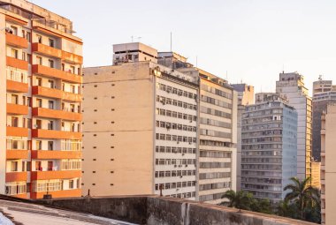Belo Horizonte gün batımında ufuk çizgisinde