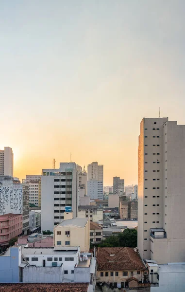 Belo Horizonte gün batımında ufuk çizgisinde