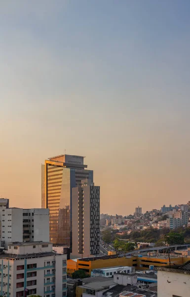 Belo Horizonte gün batımında ufuk çizgisinde