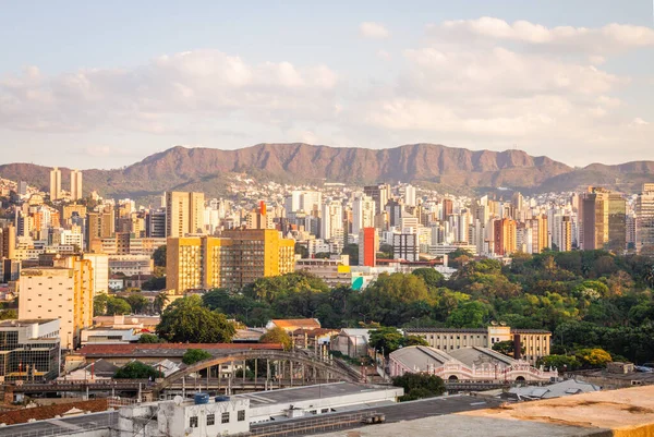 Belo Horizonte gün batımında ufuk çizgisinde