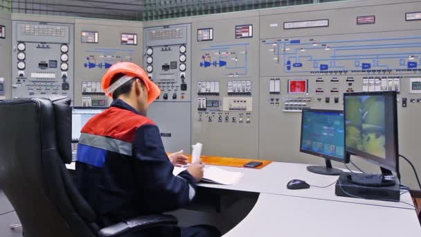Инженер по газовой компрессорной станции — стоковое видео