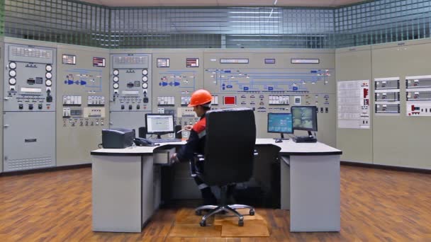 Ingenieur op gas compressor station — Stockvideo