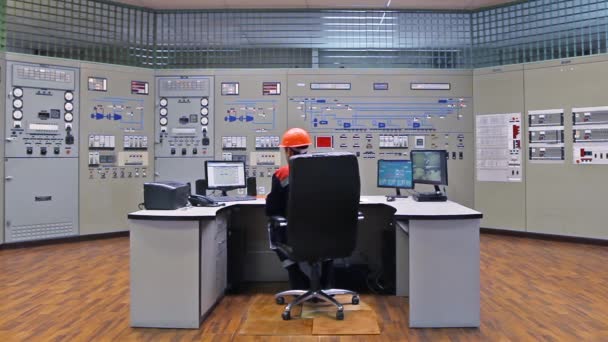 Ingenieur op gas compressor station — Stockvideo