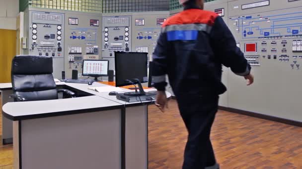 Ingeniero en estación de compresor de gas — Vídeo de stock