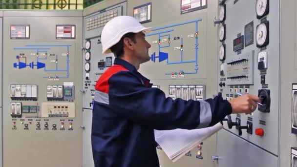 Ingenieur op gas compressor station — Stockvideo