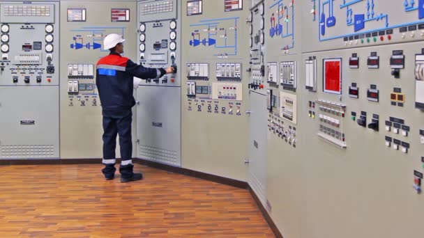 Ingeniero en estación de compresor de gas — Vídeo de stock