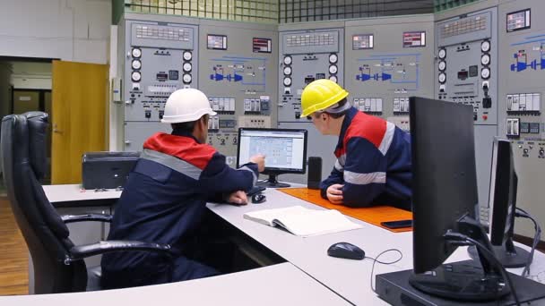 Zwei Ingenieure in der Nähe der Hauptschalttafel — Stockvideo