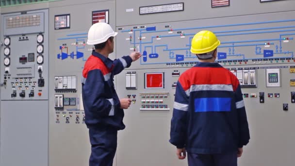 Dva inženýři poblíž hlavní ovládací panel — Stock video