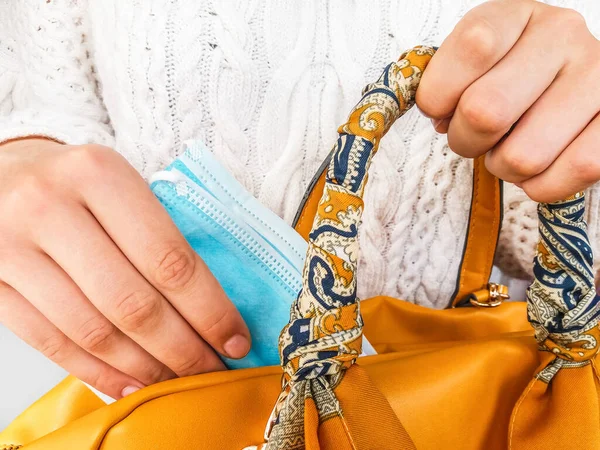 Young Girl Puts Medical Masks Woman Yellow Handbag Coronavirus Pandemic — Stock Photo, Image