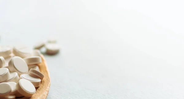 Weiße Tabletten Großaufnahme Tabletten Kochlöffel Auf Blauem Tisch Medizin Und — Stockfoto