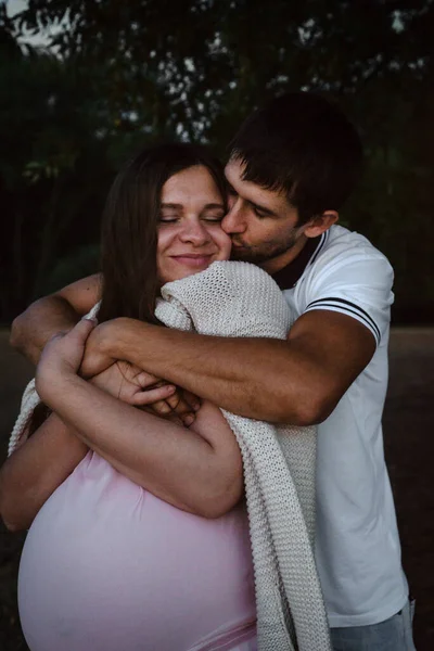 Feliz Familia Embarazada Camina Largo Del Lago Atardecer Verano — Foto de Stock