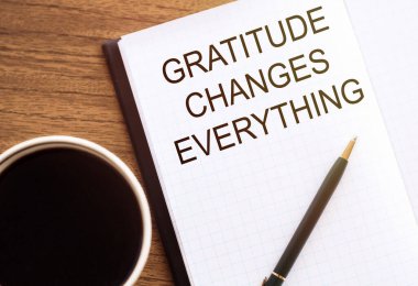 Minnettarlık her şeyi değiştirir. Bir deftere bir fincan kahve ve bir kalemle yazılmış.