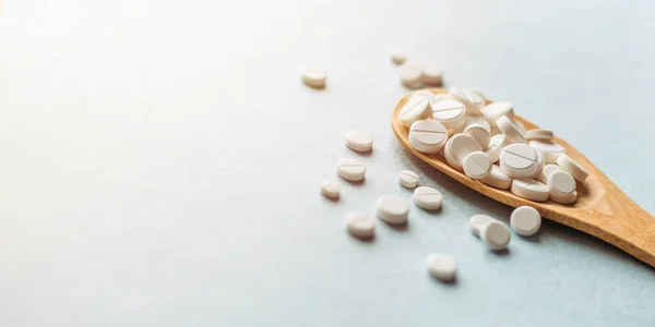 Weiße Tabletten Großaufnahme Tabletten Kochlöffel Auf Blauem Tisch Medizin Und — Stockfoto