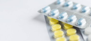 Farklı ilaçlar: tabletler, su toplayan haplar, ilaçlar, ilaçlar, makro, seçici odak, kopyalama alanı