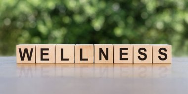 Tahta masalardaki tahta küplere WELLNESS yazılıydı. Rahatla ve dikkat et. Tıbbi ve sağlık konsepti