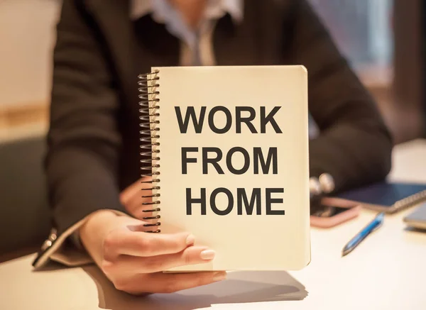 Mulher Negócios Segurando Caderno Com Texto Trabalho Casa — Fotografia de Stock