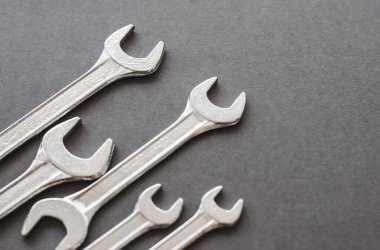 Spanners. Bir sürü anahtar. Endüstriyel geçmiş. İngiliz anahtarı alet takımı. Farklı boyutlarda anahtarlar..