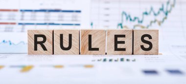 Finansal tabloların arka planındaki tahta küplerin kapatılması - Kurallar.