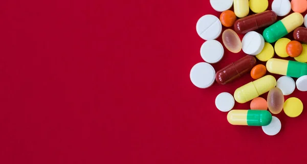 Medizinischer Hintergrund Mit Pillen Und Kapsel Auf Rotem Hintergrund Verschiedene — Stockfoto