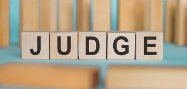 Tahta bloklardan gelen mahkeme emri. Adalet ve hukuk kavramı.