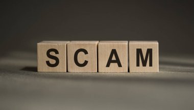 Gri üzerine ahşap bloklar inşa etmek SCAM sözcüğü