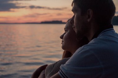 Park 'taki mutlu hamile aile. Koca sarılır ve karısını öper.