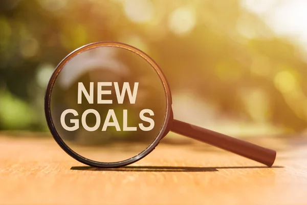 Magnifier New Goals 텍스트와 있습니다 직장에서 새로운 목표를 찾는다는 — 스톡 사진